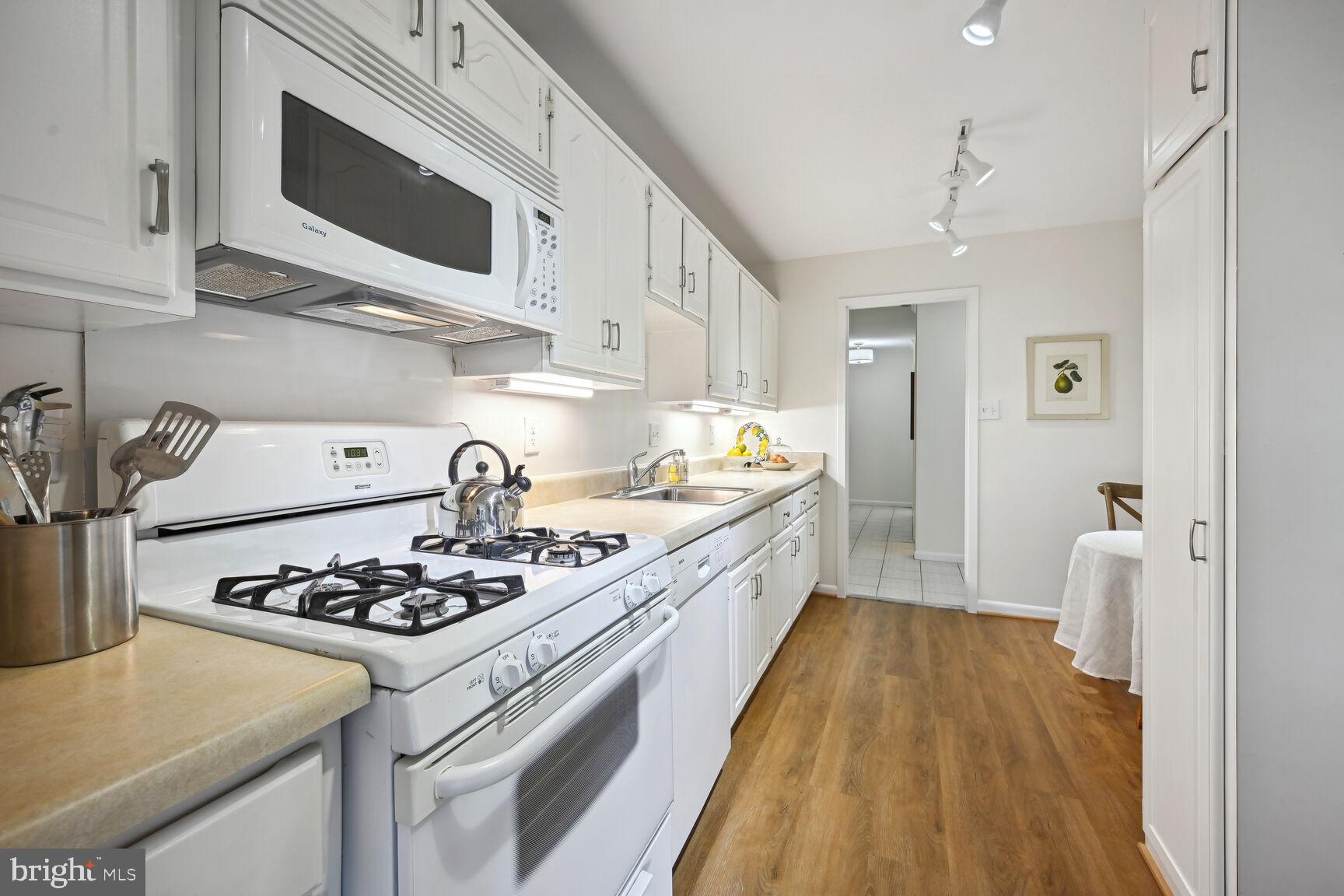 4620 North Park Avenue, Unit 504E Chevy Chase, MD 20815 - Photo 13 of 31 Kitchen