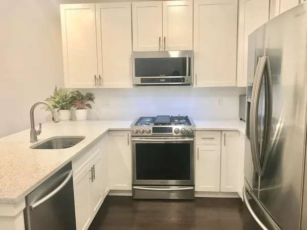 $2,500 | 850 Newark Avenue, Unit 2D, Jersey City, NJ 07306