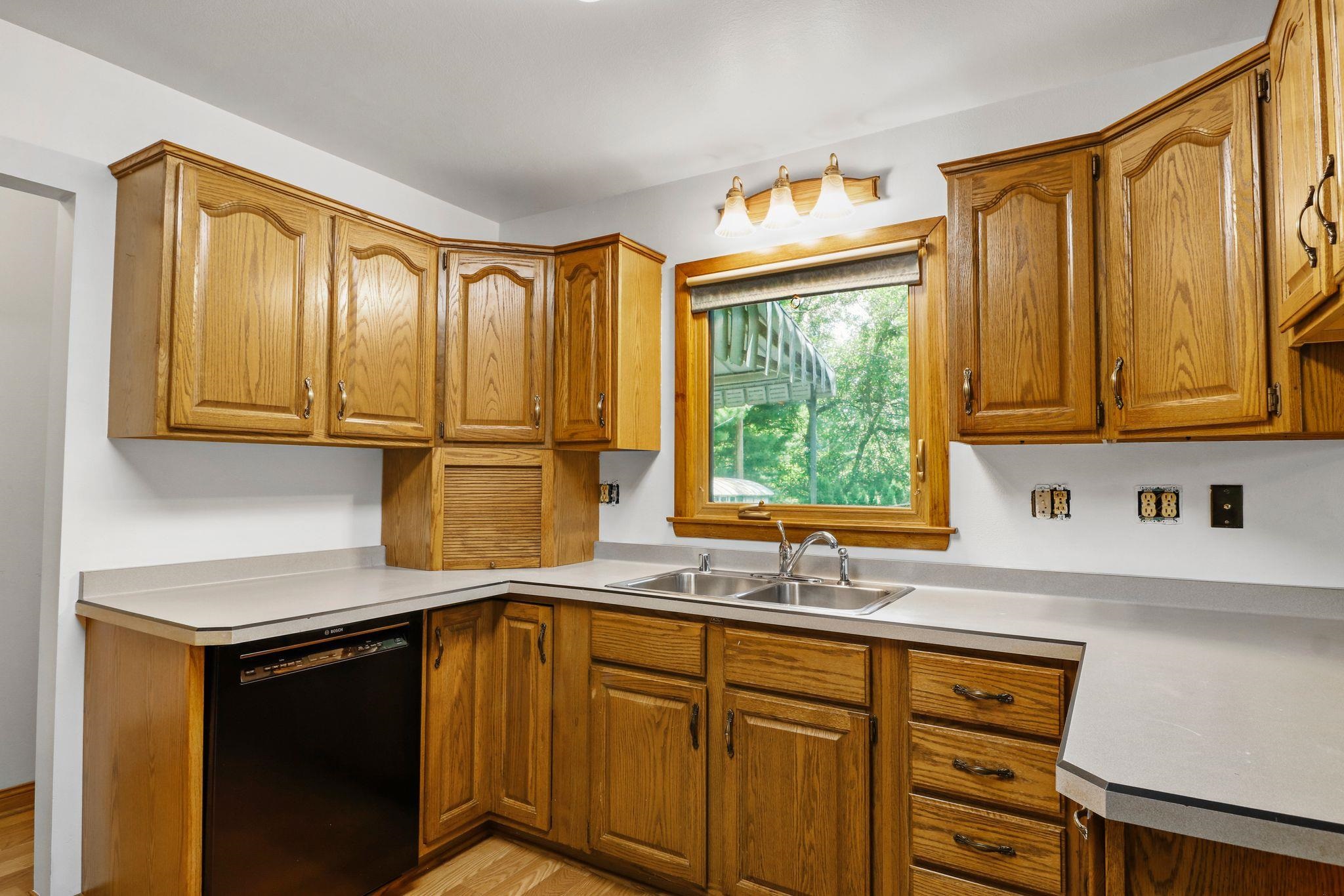 3609 Hovde Road Madison, WI 53704 - Photo 10 of 34