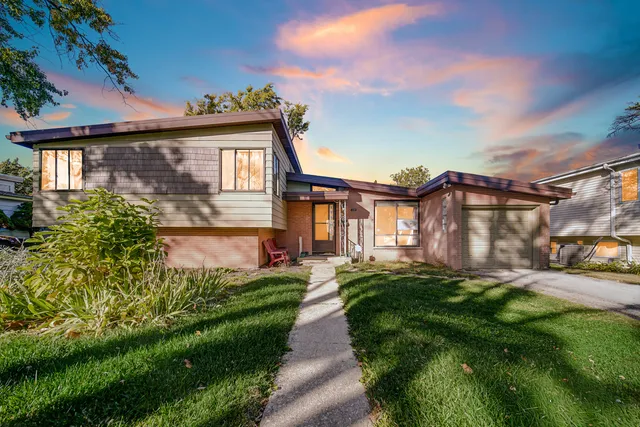 $299,999 | 714 West Pleasant Street, Villa Park, IL 60181