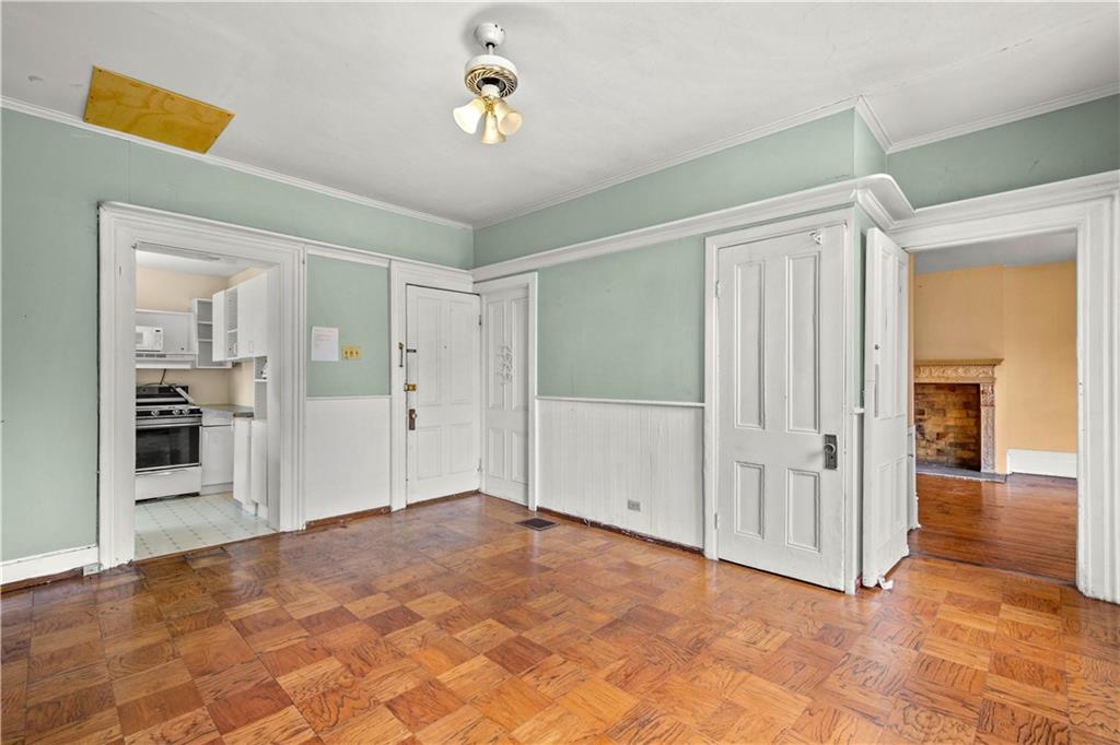 991 Leon Road Pittsburgh, PA 15220 - Photo 3 of 25 Gallery Image 3
