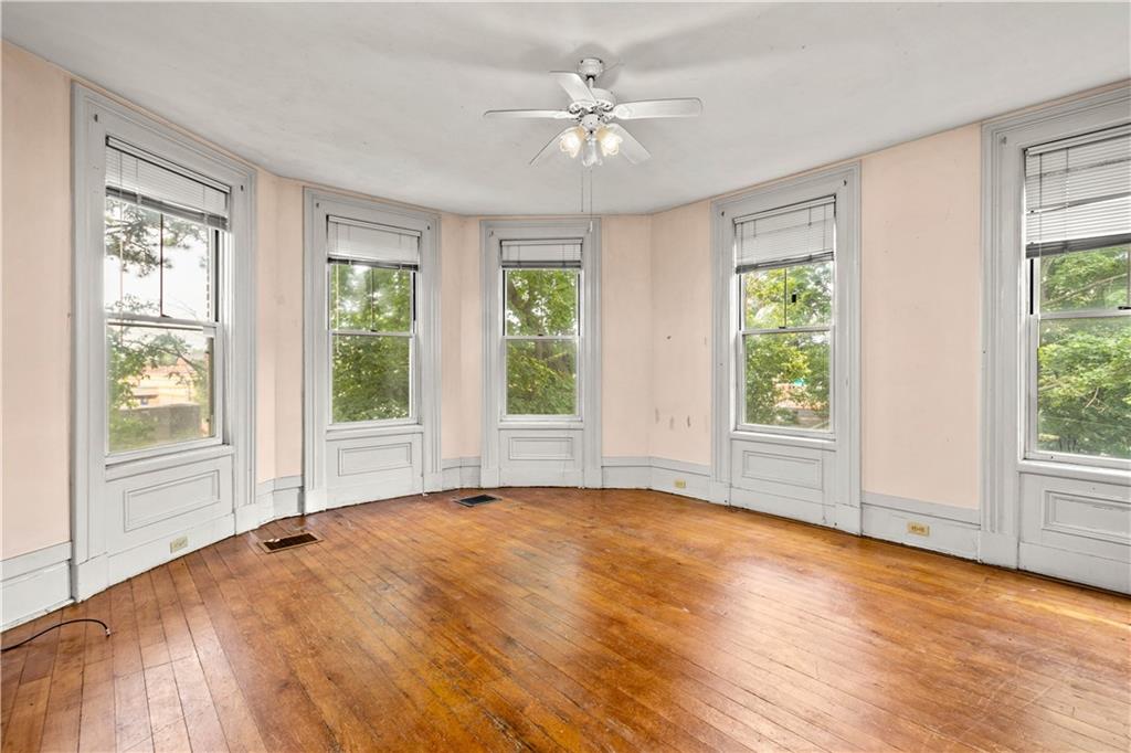 991 Leon Road Pittsburgh, PA 15220 - Photo 4 of 25 Gallery Image 4
