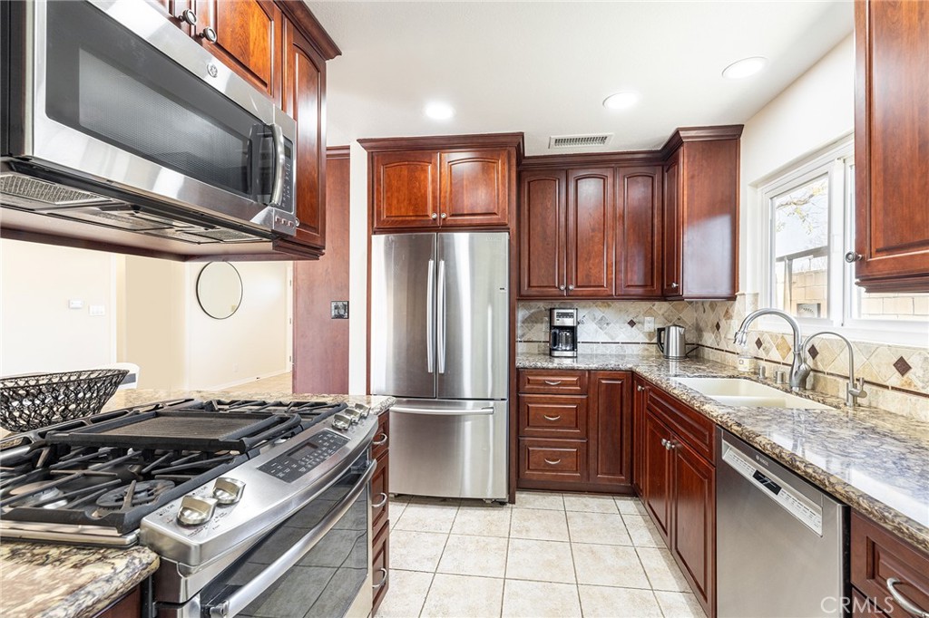 2206 Stinson Street Simi Valley, CA 93065 - Photo 7 of 21