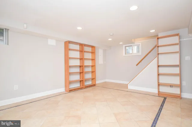 a en suite bathroom with a shower