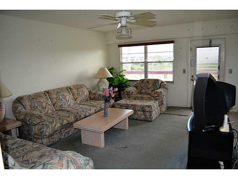 29 Fanshaw Drive, Unit 29 Boca Raton, FL 33434 - Photo 3 of 25 Living Room