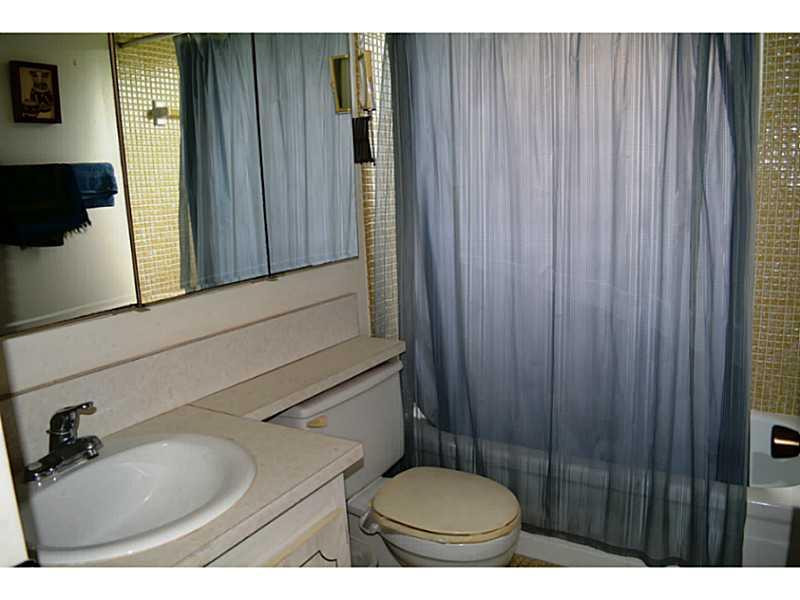 29 Fanshaw Drive, Unit 29 Boca Raton, FL 33434 - Photo 6 of 25 Master Bath/Spa