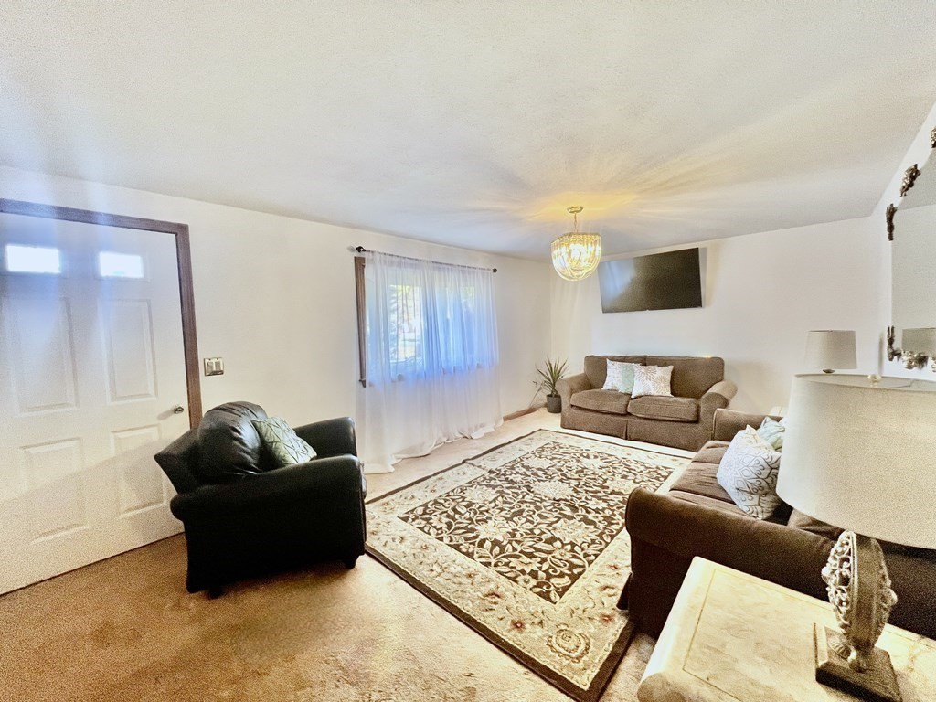 140 Ellendale Circle Springfield, MA 01128 - Photo 3 of 21 a living room with furniture and a rug