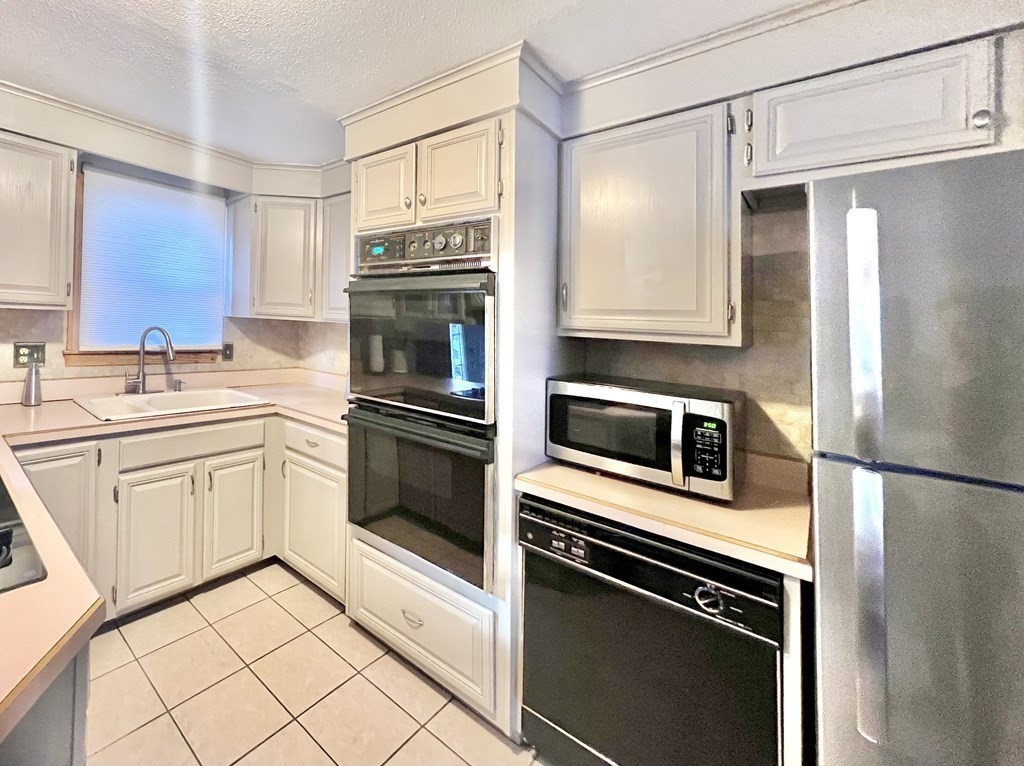 140 Ellendale Circle Springfield, MA 01128 - Photo 5 of 21 a kitchen with a sink stove and microwave