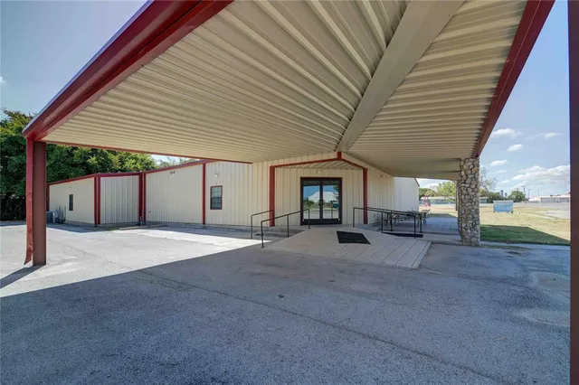 a view of a house with backyard and porch