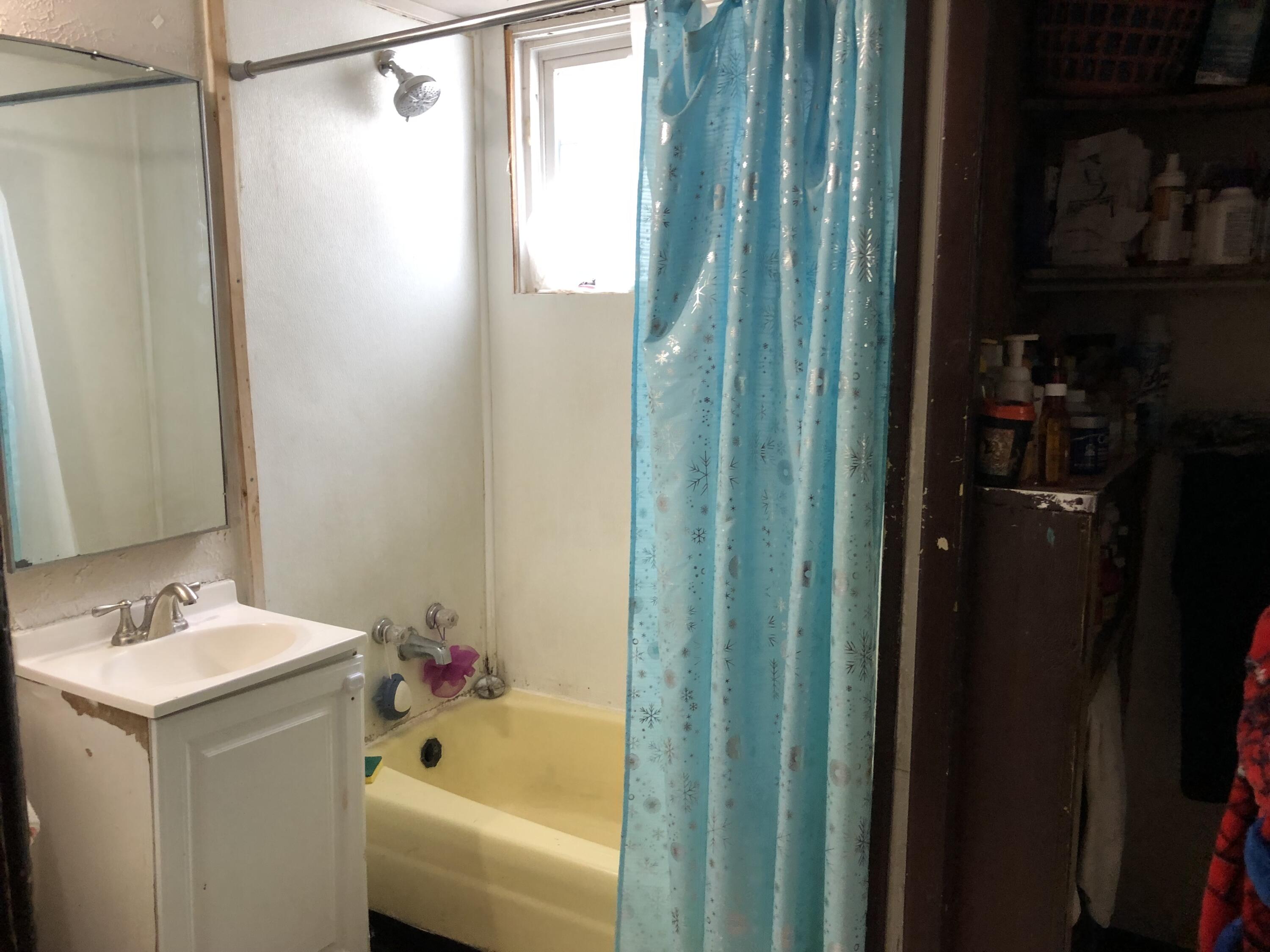 2748 North 11th Street Milwaukee, WI 53206 - Photo 6 of 11 FULL BATH