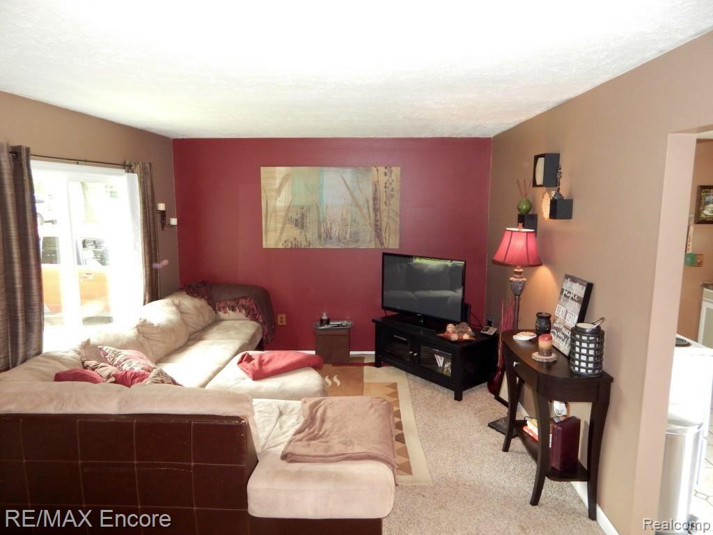 9085 McCall Road Grand Blanc, MI 48439 - Photo 2 of 17 Living Room