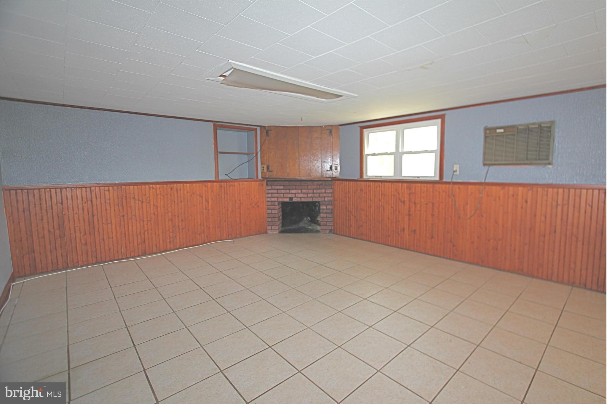 9136 Avondale Road Baltimore, MD 21234 - Photo 17 of 24 Living Room