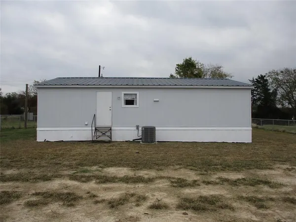 a view of a house with backyard