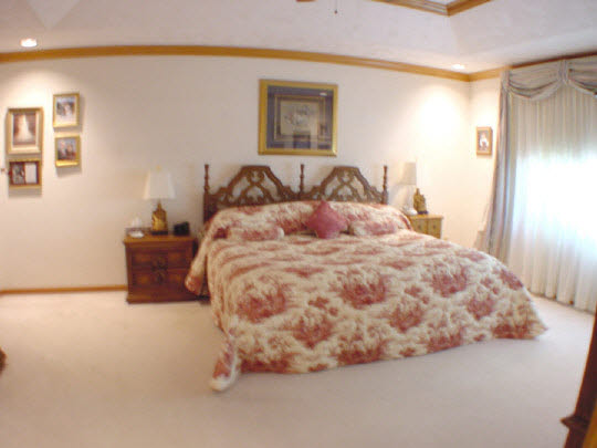 3019 Robinson Road Rockford, IL 61114 - Photo 4 of 6 a bedroom with a bed and a painting on the wall