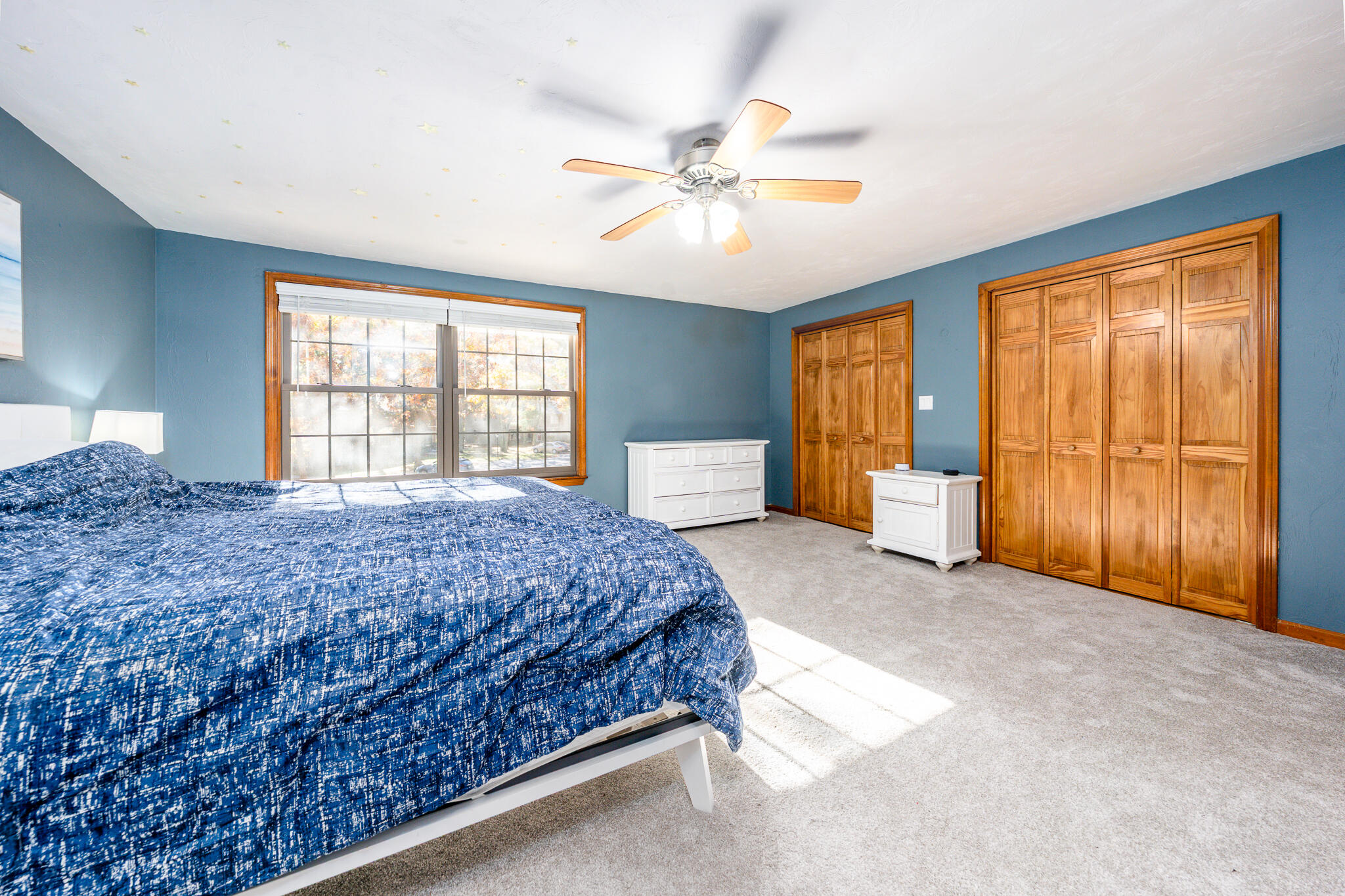 195 Falmouth Road, Unit 9D Mashpee, MA 02649 - Photo 16 of 36 a spacious bedroom with a bed and a chandelier