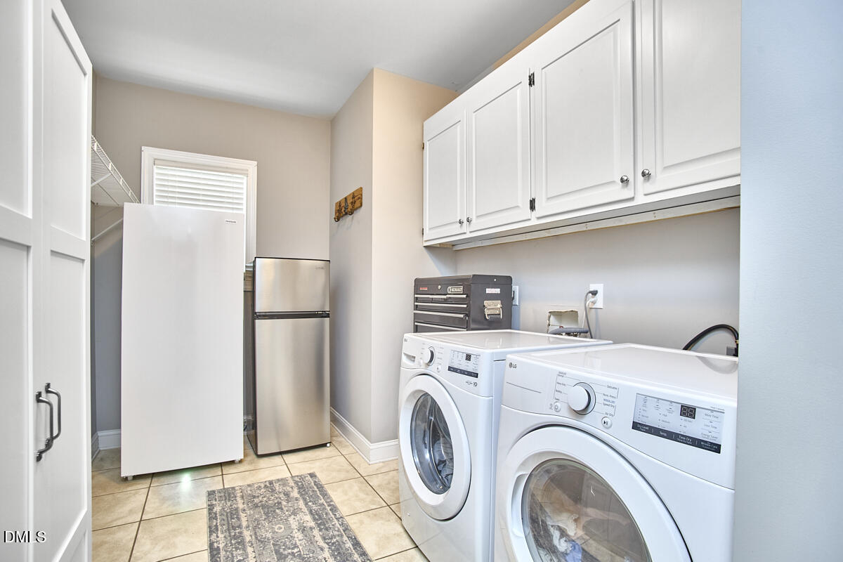 3821 La Costa Way Raleigh, NC 27610 - Photo 29 of 45 a view of kitchen with washer and dryer