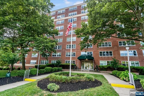 $165,000 | 926 Bloomfield Avenue, Unit 5E, Glen Ridge, NJ 07028