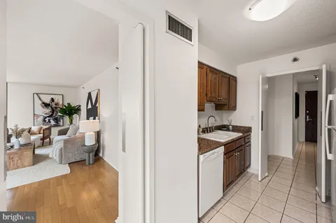 $560,000 | 2018 Walnut Street, Unit 5B, Philadelphia, PA 19103