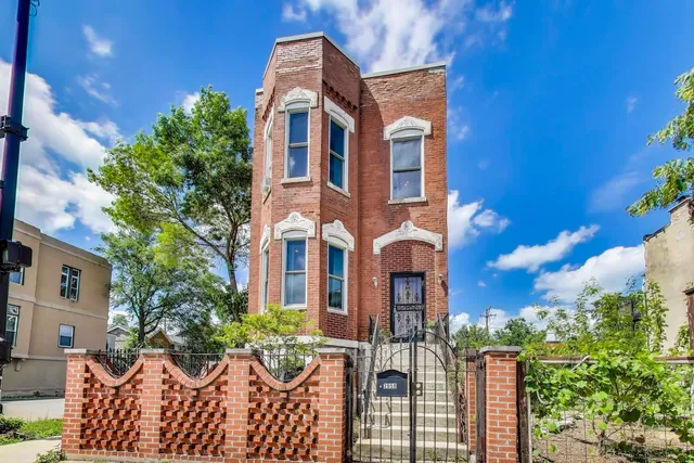 $599,000 | 2058 West Washington Boulevard, Chicago, IL 60612
