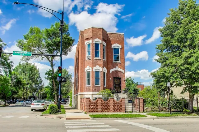 $599,000 | 2058 West Washington Boulevard, Chicago, IL 60612