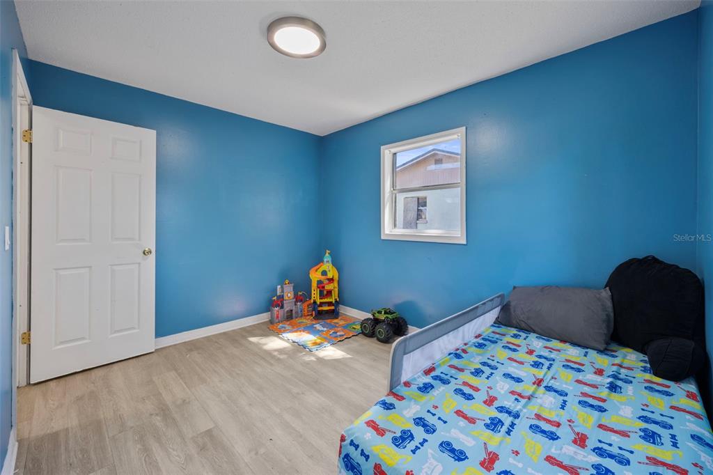 114 Inwood Circle Brandon, FL 33510 - Photo 20 of 31 a bedroom with bed and a window