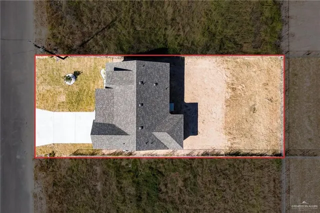 a view of a yard in front of a house