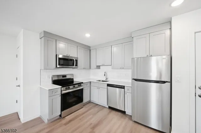 $2,350 | 369 18th Avenue, Unit 301, Newark, NJ 07108