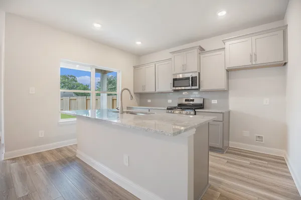 $292,900 | 4306 West Bayou Maison Circle, Dickinson, TX 77539