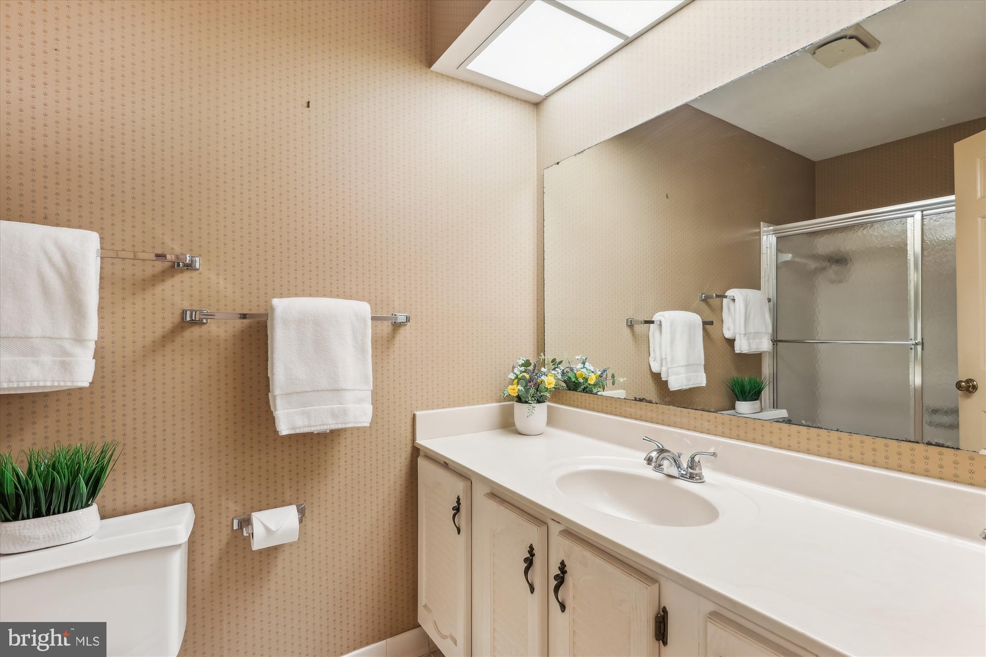 4526 Gilbertson Road Fairfax, VA 22032 - Photo 27 of 51 Primary Bath with tub/shower.