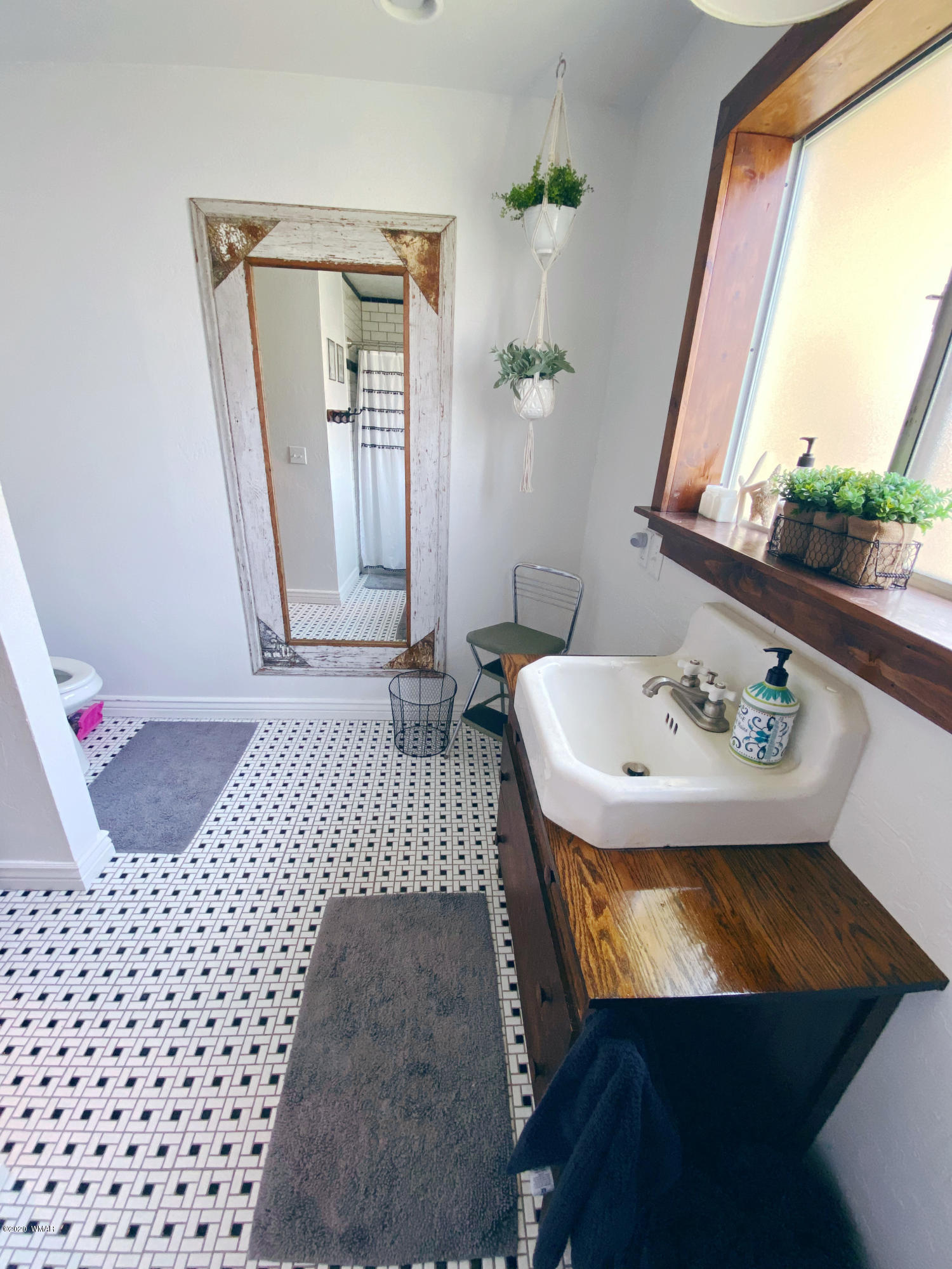 241 West Center Street Snowflake, AZ 85937 - Photo 13 of 25 a bathroom with a sink and mirror
