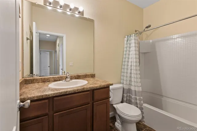 an empty room with closet and a ceiling fan