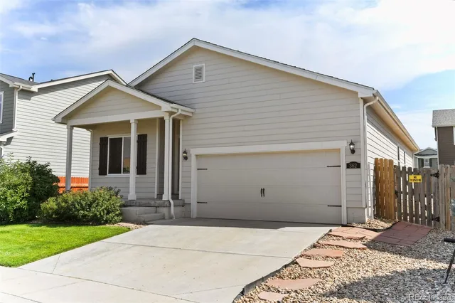 a view of backyard of the house