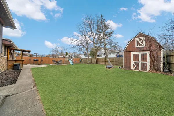 a view of a yard with a house