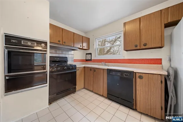 $765,000 | 601 Oakwood Drive, Northvale, NJ 07647