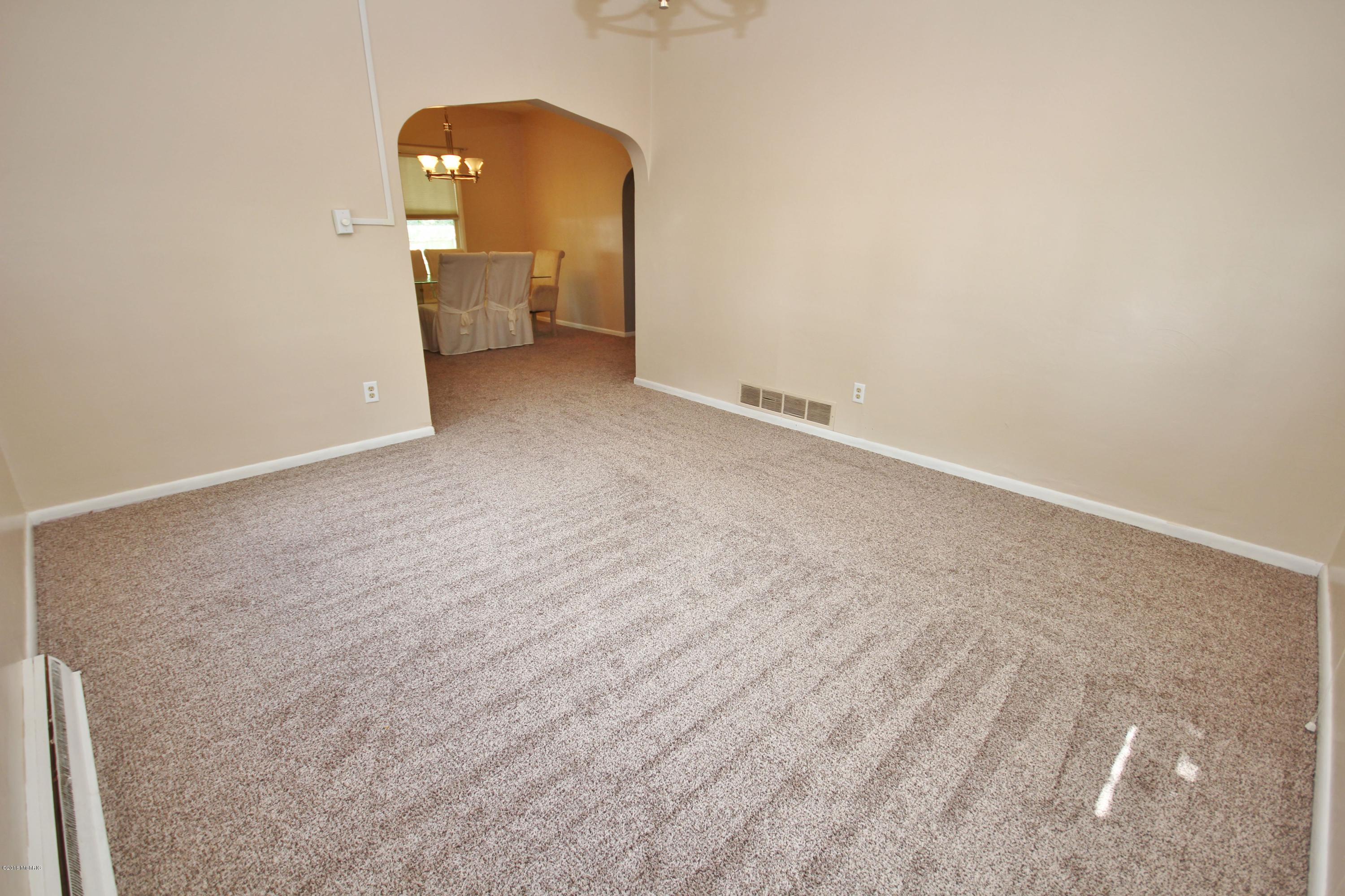 307 6th Avenue Three Rivers, MI 49093 - Photo 16 of 37 Living Room