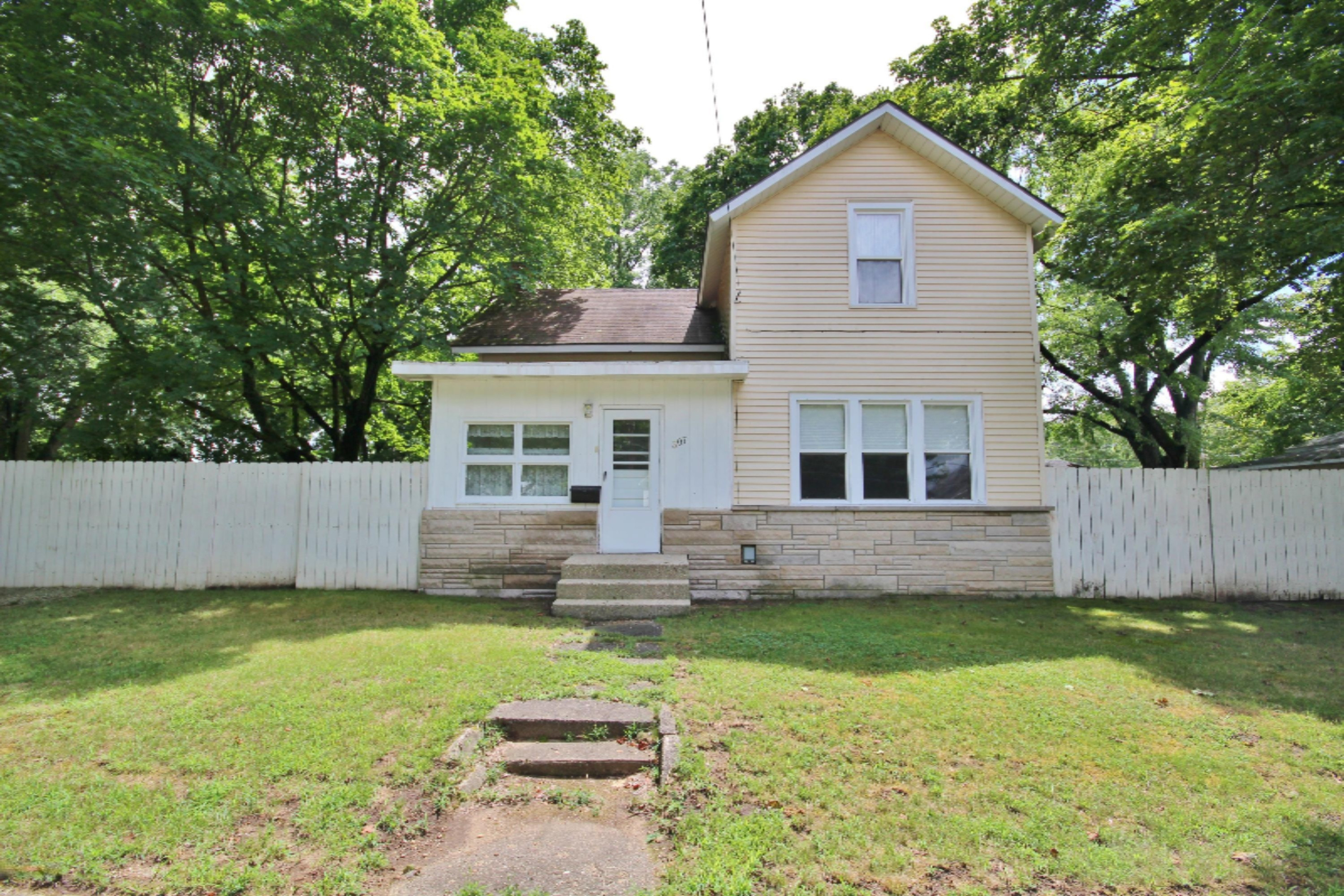 307 6th Avenue Three Rivers, MI 49093 - Photo 3 of 37 IMG_4299