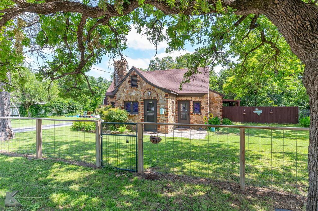 202 East Ross Street Rising Star, TX 76471 - Photo 4 of 40 a front view of house with yard and green space