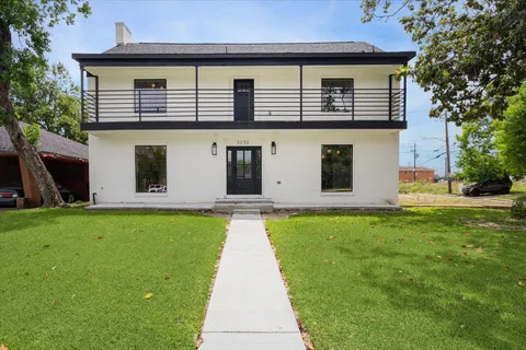 a front view of house with yard