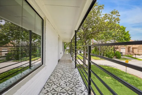 a view of yard with grass