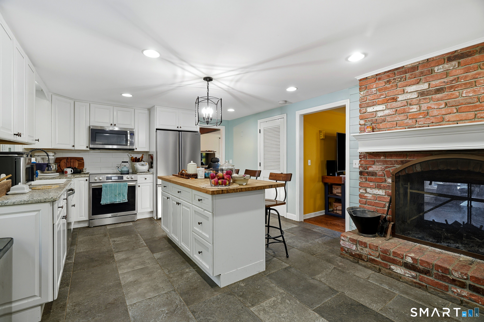 120 Maxine Road Bristol, CT 06010 - Photo 8 of 40 Gallery Image 8