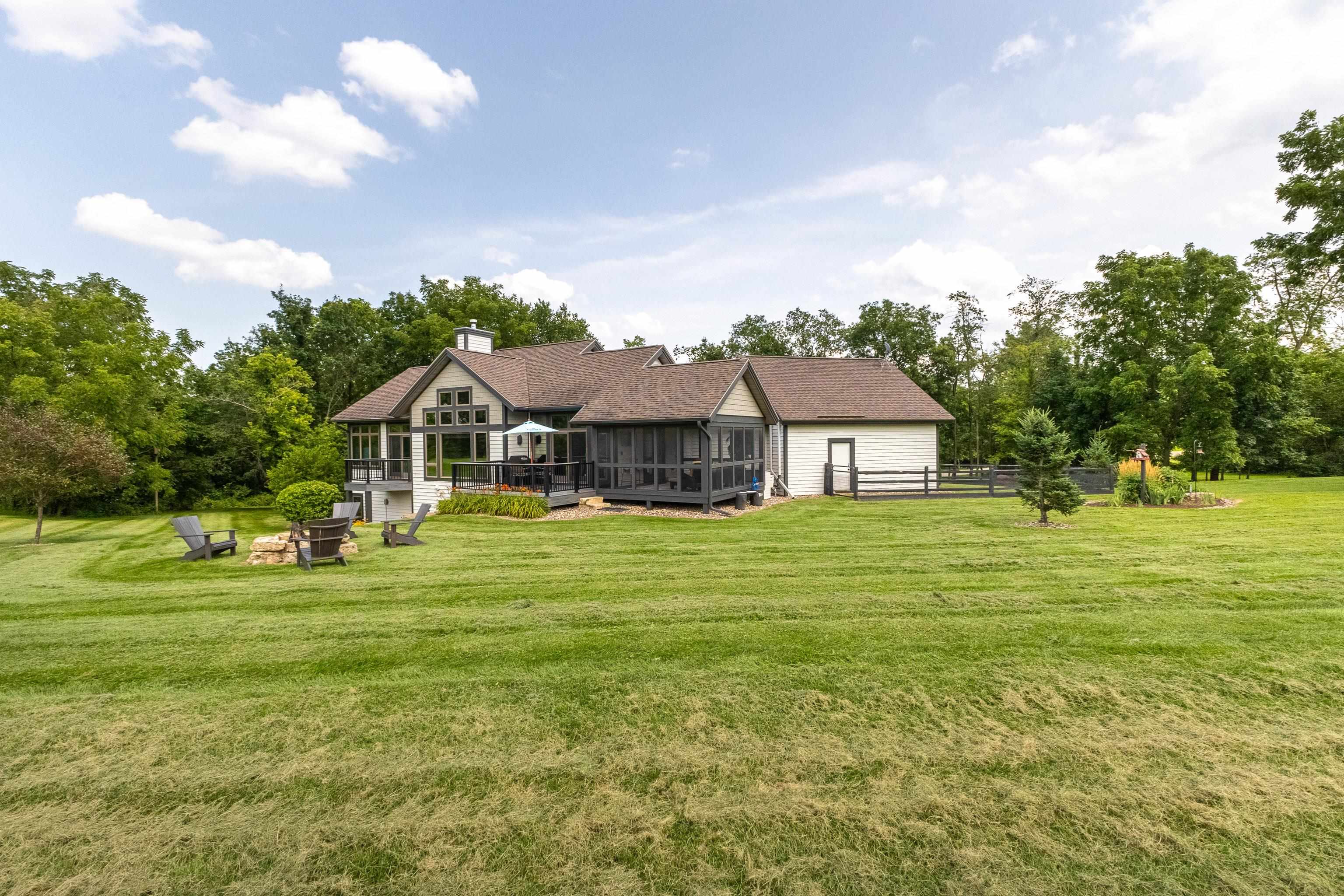 6 Hickory Trail Galena, IL 61036 - Photo 59 of 67 a front view of house with yard and green space