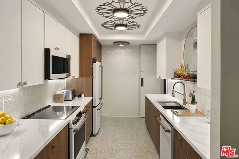 $1,495,000 | 141 South Linden Drive, Unit 204, Beverly Hills, CA 90212