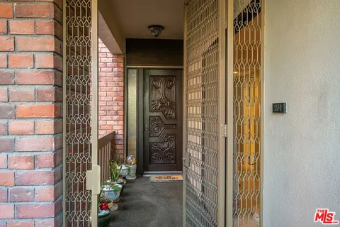 $1,495,000 | 141 South Linden Drive, Unit 204, Beverly Hills, CA 90212