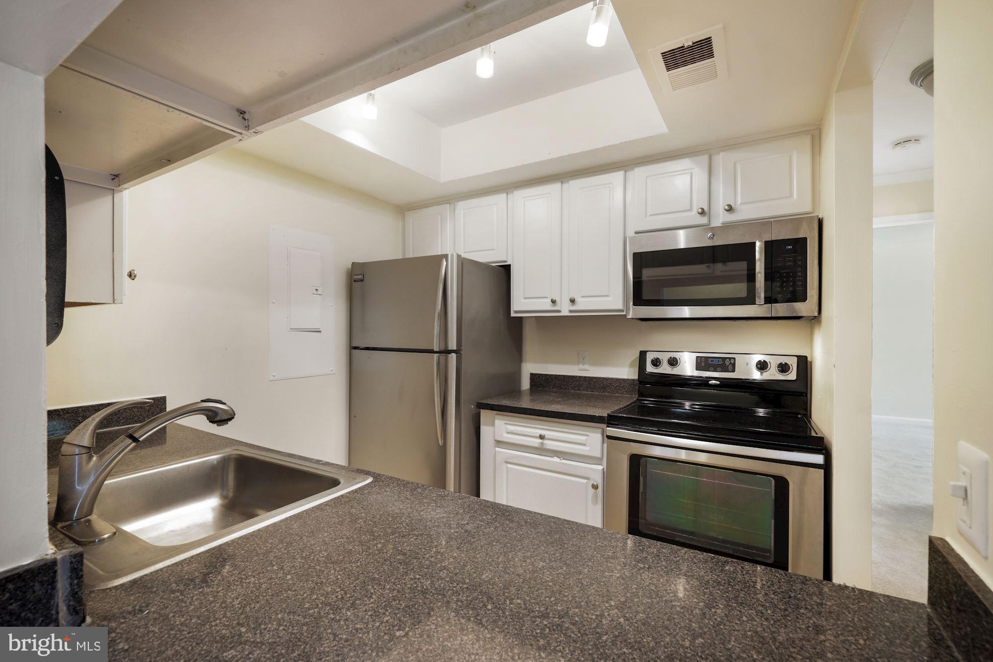 18318 Streamside Drive, Unit 302 Gaithersburg, MD 20879 - Photo 6 of 22 Kitchen