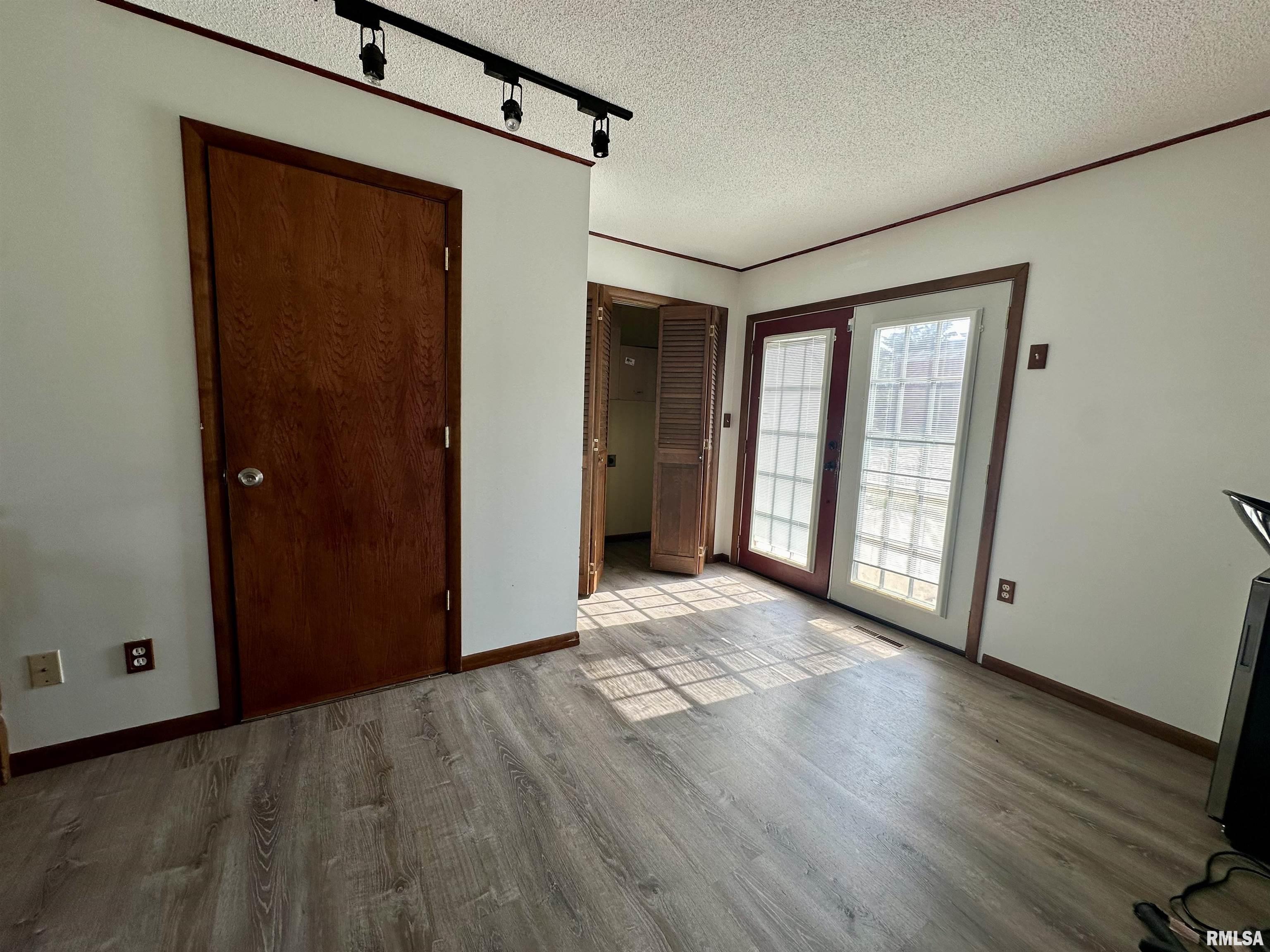 2209 Pershing Boulevard Clinton, IA 52732 - Photo 17 of 19 Gallery Image 17