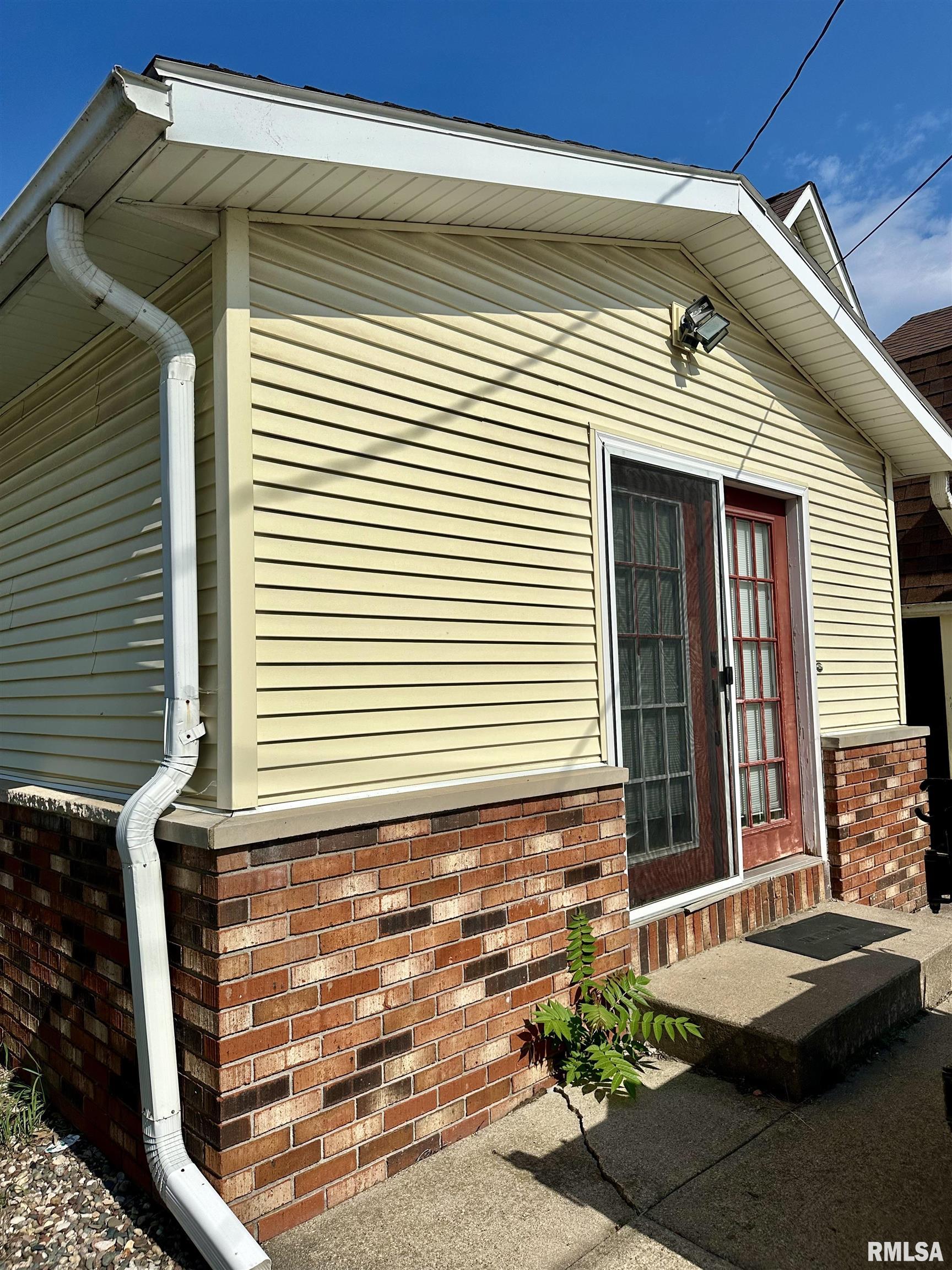 2209 Pershing Boulevard Clinton, IA 52732 - Photo 18 of 19 Gallery Image 18