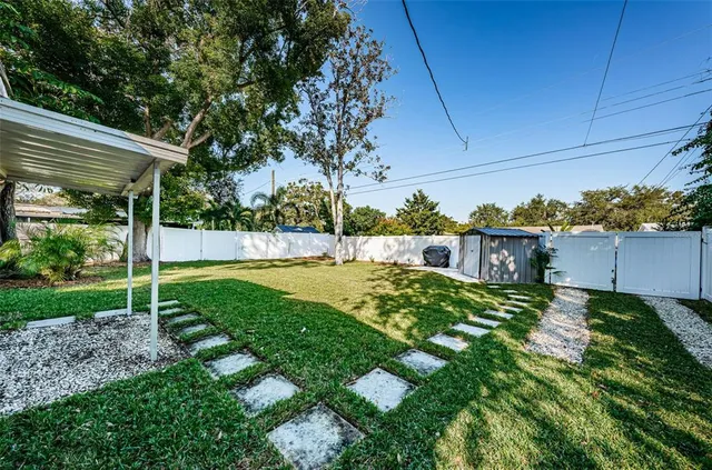 a view of a house with backyard