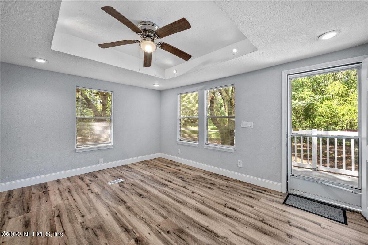 124 Warner Avenue Interlachen, FL 32148 - Photo 7 of 25 Living Room