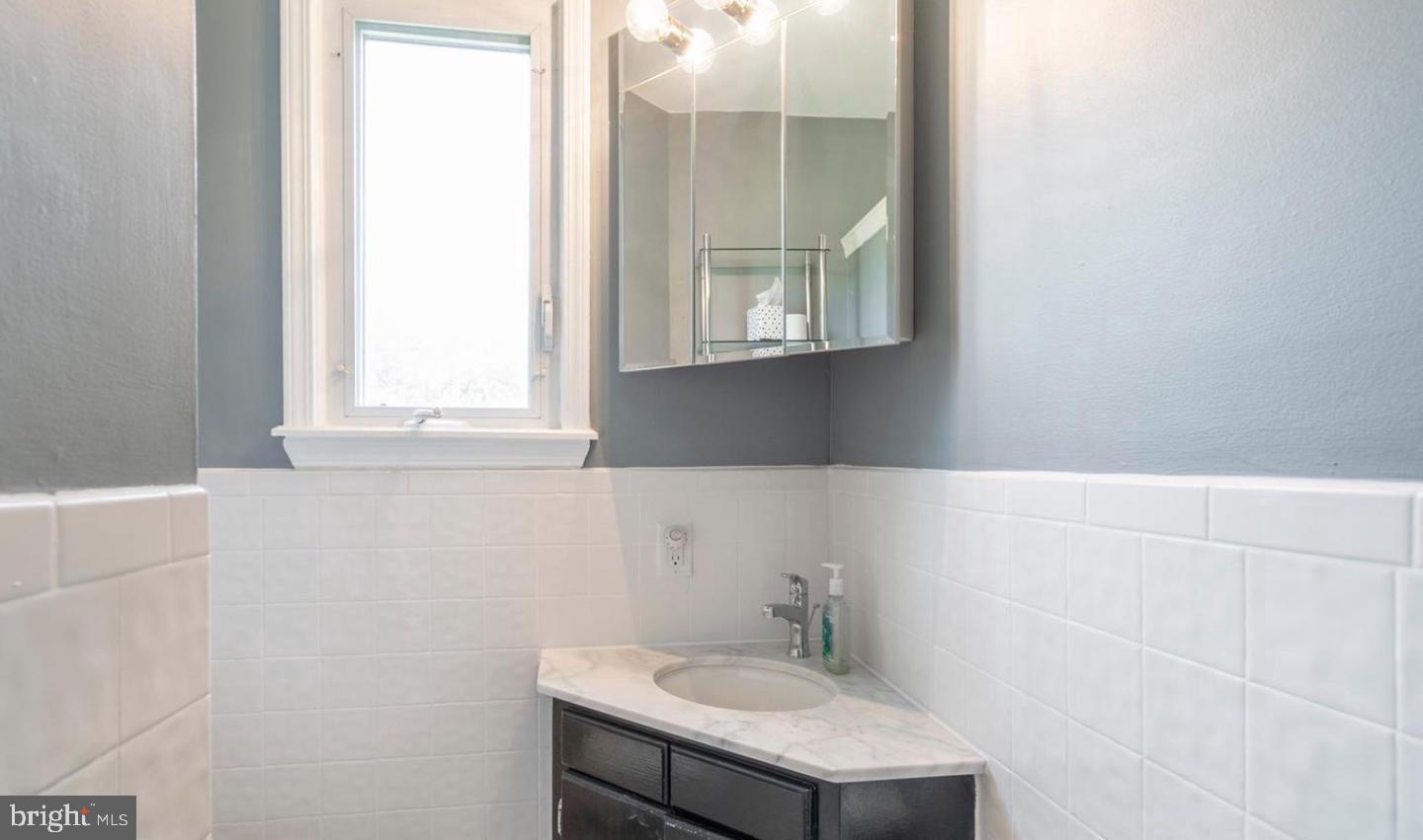 34 Maple Street Conshohocken, PA 19428 - Photo 27 of 35 Full Bathroom