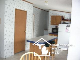 438 Invergarry Temperance, MI 48182 - Photo 5 of 13 93491-4.JPG
